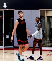 NBA明星球员在季前训练中积极备战新赛季