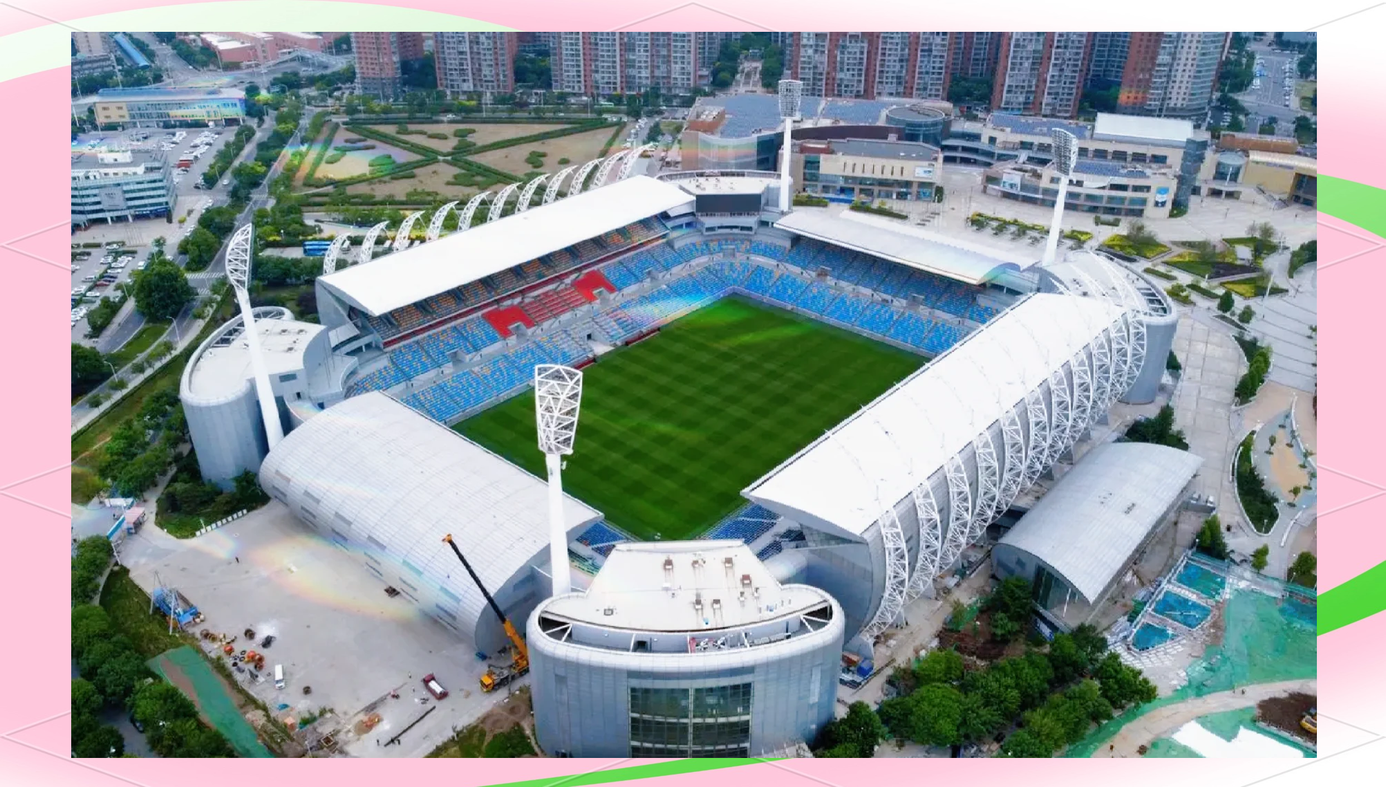 足球比赛球场配备新的灯光系统，提升观赛体验