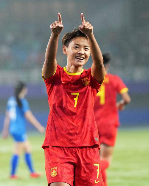 包含中国女足备战杯赛，以实力诠释自信与坚毅的词条